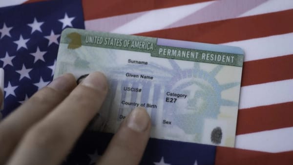Americanii înăspresc regulile pentru green card. Ce se schimbă pentru străinii aflați în SUA
