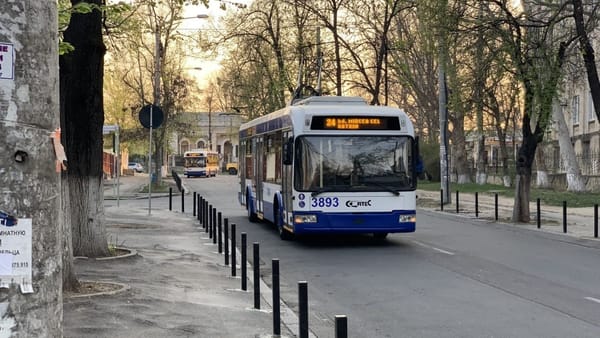 Fără 7 lei nu mai ieșiți din casă: se scumpește transportul public în Chișinău