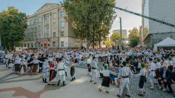 Strada Eugen Doga se transformă într-un sat moldovenesc pentru o zi -  100 de kilograme de sarmale și o paradă a iilor