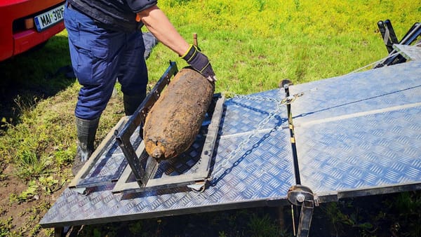 VIDEO/ O bombă de aviație descoperită pe malul Prutului a fost detonată în siguranță
