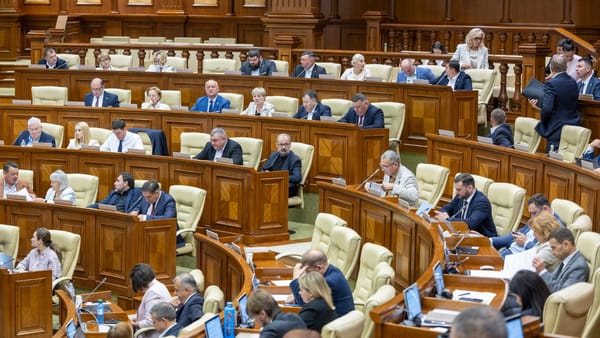 LIVE/ Ședința Parlamentului. Cartelele SIM, garanțiile pentru salariați și reorganizarea CNA, pe agendă