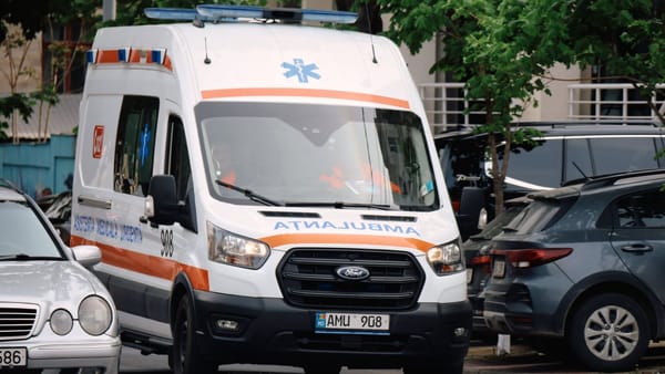 Luptă contracronometru la Fălești. Medicii de pe ambulanță au salvat un bărbat de 46 de ani