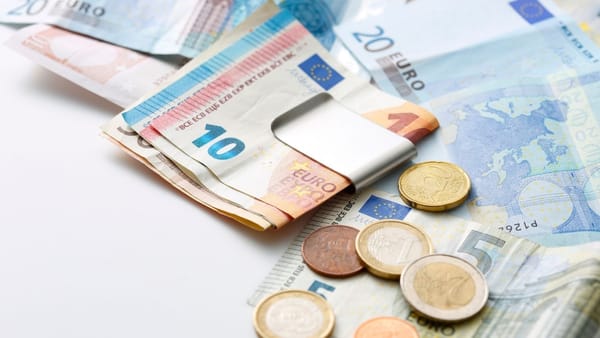 Cursul valutar pentru 25 iunie: Euro se ieftinește, iar dolarul american câștigă teren