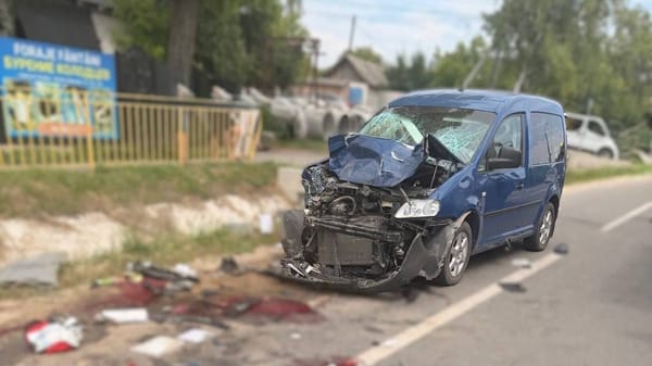 Impact violent pe traseul R6. Doi polițiști de patrulare, transportați la spital în stare extrem de gravă