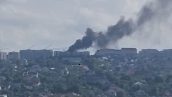VIDEO/ Patru butelii de gaz au explodat într-un bloc aflat în construcție la Durlești. Pompierii au intervenit de urgență