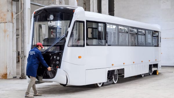 FOTO/ Prima tentativă de autobuz electric pe șine, prezentată autorităților. Pe ce rute ar putea circula
