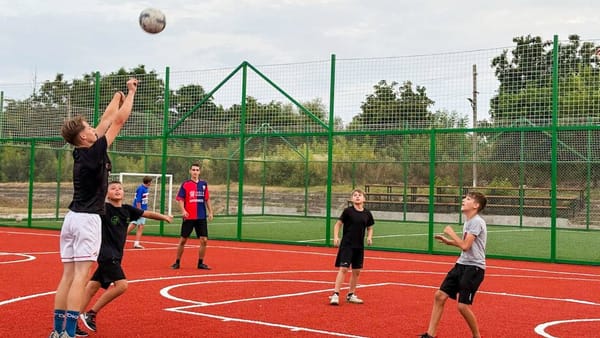 FOTO/ De la teren vechi la complex modern. Copiii din Fetești au acum un spațiu unde pot face sport