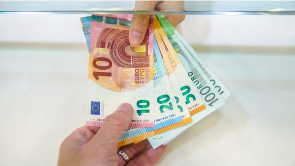 Leul moldovenesc pierde teren în fața principalelor valute. Cât costă euro și dolarul vineri