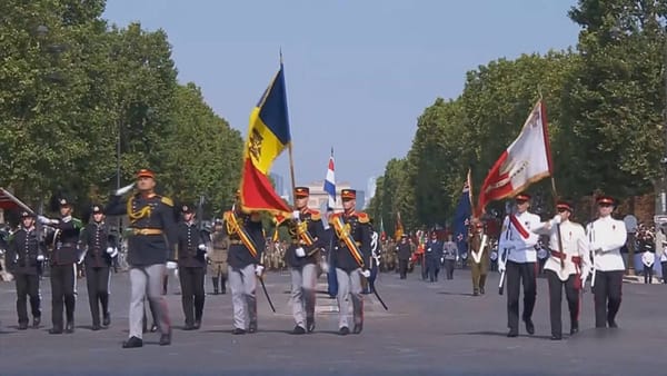 VIDEO/ Tricolorul R. Moldova, purtat pe Champs-Élysées. Militarii Armatei Naționale au defilat la Paris