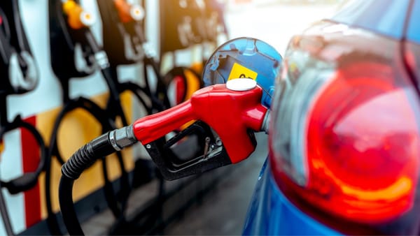 Carburanții trec de pragul de 30 de lei în weekend. Motorina se scumpește cu aproape 50 de bani