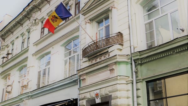 Moldovenii din Federația Rusă nu vor putea solicita acte de stare civilă la ambasadă în luna august