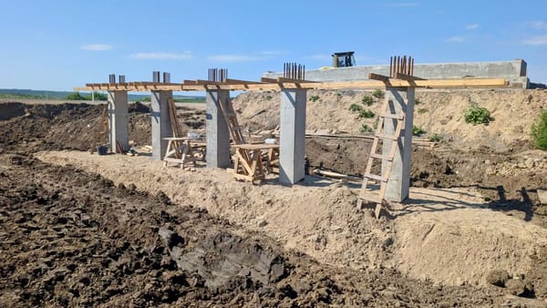 Podul peste râul Lunguța, din apropierea localității Corten, este reparat aproape pe jumătate