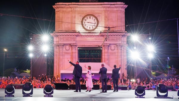 Depuneri de flori, paradă militară și concert: Guvernul a anunțat programul oficial de Ziua Independenței