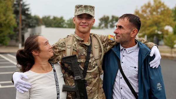 FOTO/ Peste 300 de militari în termen au jurat astăzi credință patriei
