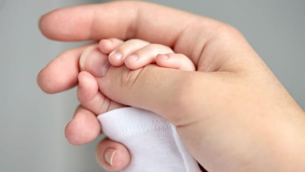 O mamă și bebelușul ei prematur, salvați după aproape trei săptămâni de luptă la Institutul Mamei și Copilului