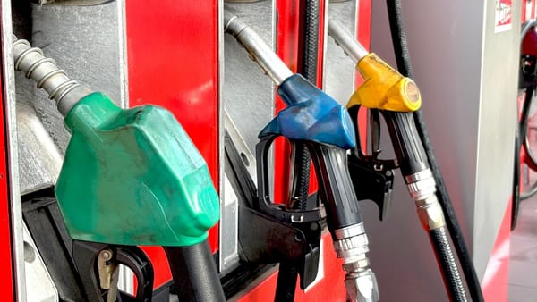 Benzina se scumpește, motorina se ieftinește. Noile prețuri vor fi valabile două zile