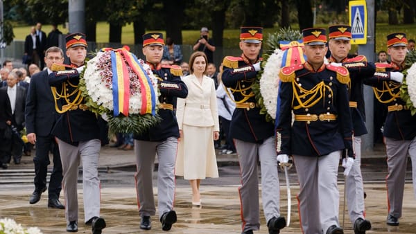 GALERIE FOTO/ Ziua Independenței a început cu un omagiu adus celor care au apărat libertatea R. Moldova
