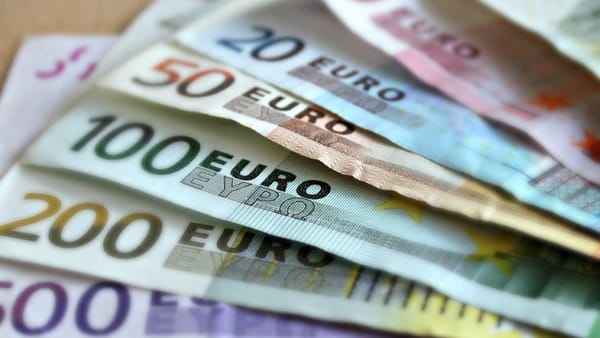 Leul pierde teren în fața principalelor valute. Cât costă euro și dolarul astăzi