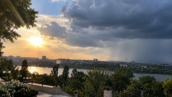 O țară, două anotimpuri: arșiță în sud și ploi cu tunete în nord și centru - prognoza meteo pentru astăzi