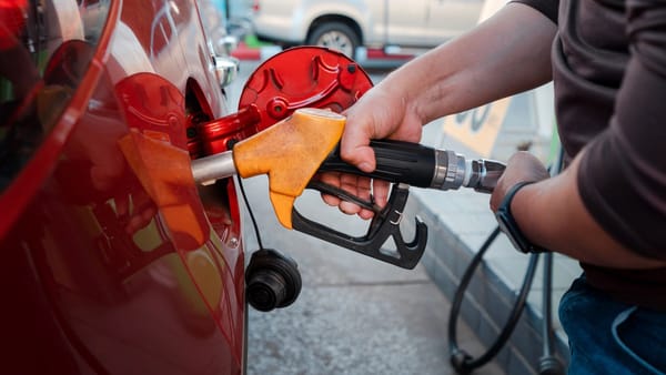 Un nou început de săptămână cu scumpiri la pompă. Cât vor costa benzina și motorina