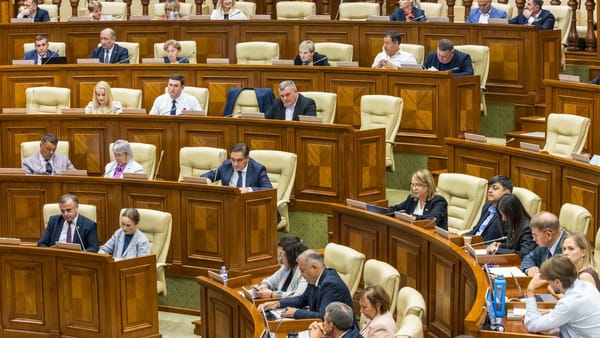 LIVE/ Parlamentul se întrunește în ședință. Bugetul, CFM, cartelele SIM și mai multe proiecte UE sunt pe agendă