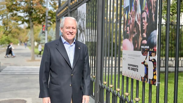 Noul ambasador desemnat al SUA a ajuns la Chișinău. Și-a început vizita cu o plimbare prin centrul capitalei