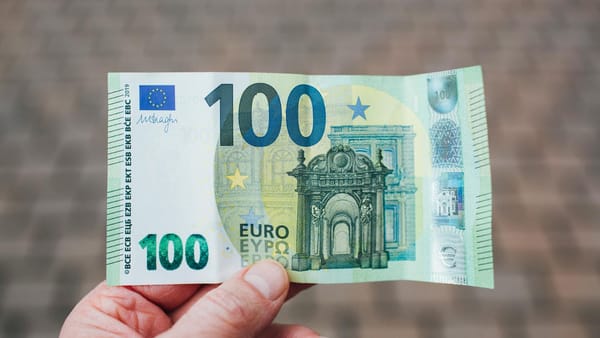 Euro scade, iar dolarul se apreciază. Cursul valutar pentru joi, 8 octombrie