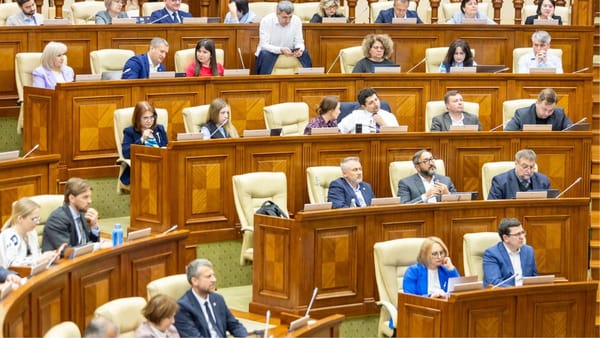 LIVE/ Parlamentul se întrunește în ședință. Deputații discută despre pensii, taxe, parcări și noi reguli pentru taxiuri