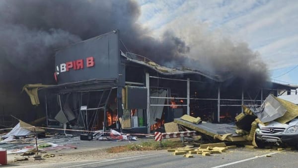 VIDEO/ O dronă rusească a lovit un supermarket din regiunea Odesa. Trei persoane au fost rănite