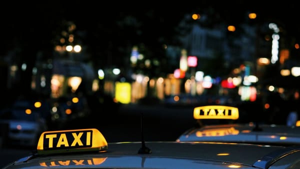 Platformele de taxi vor fi obligate să proceseze plățile prin bănci din Republica Moldova