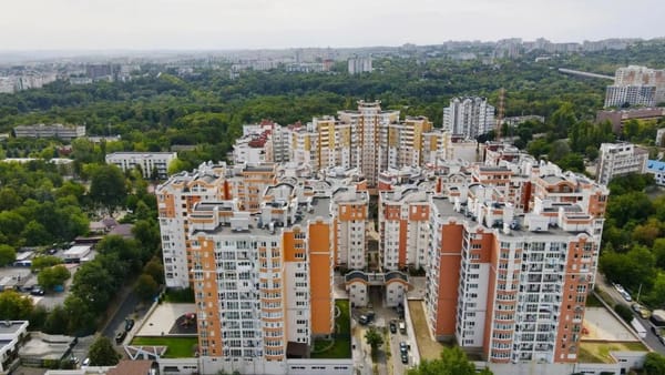 Tot mai puține autorizații pentru construcții în R. Moldova. Scădere atât la locuințe, cât și la clădirile nerezidențiale