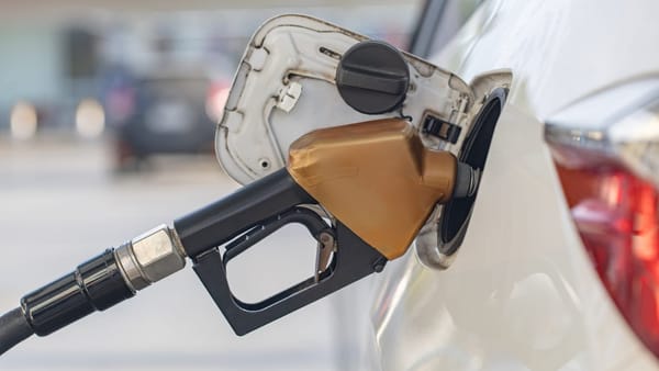 Benzina se ieftinește cu 20 de bani, în timp ce motorina continuă să se scumpească. Noile prețuri, valabile până luni