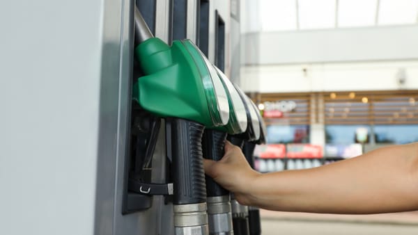 Motorină mai scumpă și benzină mai ieftină. Cât vor costa carburanții pe 13 octombrie