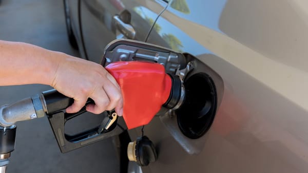 Benzina ajunge la 31,51 lei pentru un litru, iar motorina se ieftinește ușor. Prețurile pentru weekend