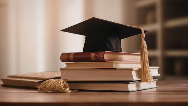 Tezele scrise la comandă ar putea aduce amenzi uriașe și ani de închisoare. Ministerul Educației propune noi sancțiuni