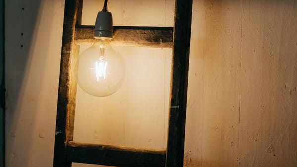 Energia electrică s-ar putea scumpi în R. Moldova. Ce spun ministrul Energiei și șeful ANRE