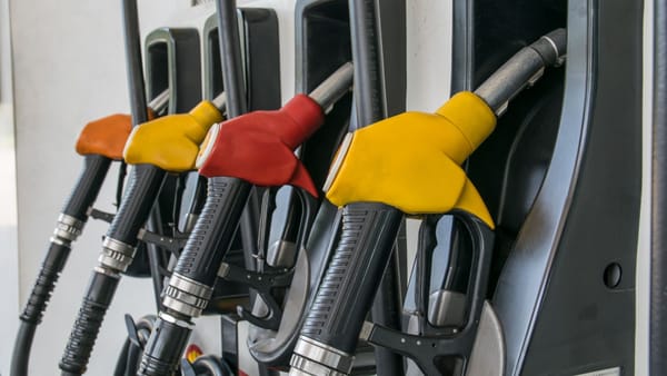 Benzina și motorina se ieftinesc în weekend. Cât vor costa carburanții în acest weekend