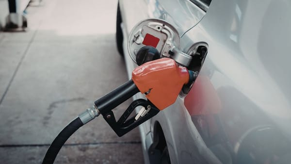 Carburanții se ieftinesc și în weekend. Benzina și motorina vor costa mai puțin până luni
