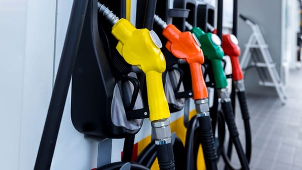 Benzina continuă să se ieftinească, dar motorina se scumpește din nou. Prețurile pentru 30 octombrie