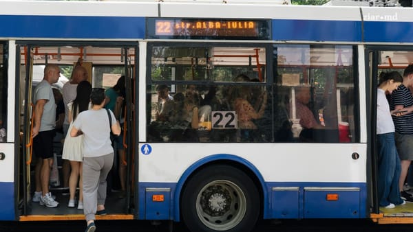 Chișinăul se pregătește să renunțe la taxatori. Consiliul municipal a aprobat sistemul de plată electronică în transport