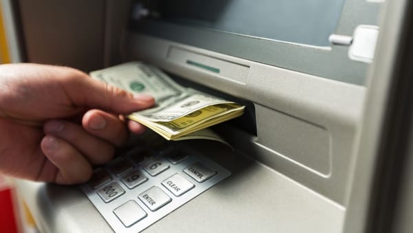 Euro și dolarul pierd teren în fața leului. Cât valorează joi principalele valute