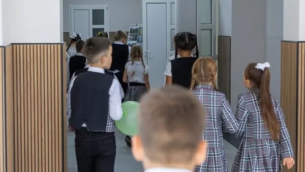 Aproape 2.000 de elevi au schimbat școala după reorganizări. 31 de instituții au fost lichidate