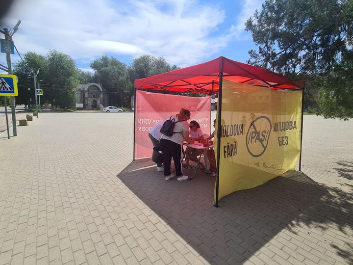 Partidul „Renaștere”, obligat să elimine unele pliante. Adună semnături pentru a declara PAS în afara Constituției