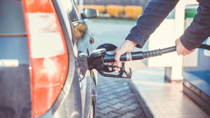 Motorina se scumpește cu 12 bani. Cât va costa joi benzina