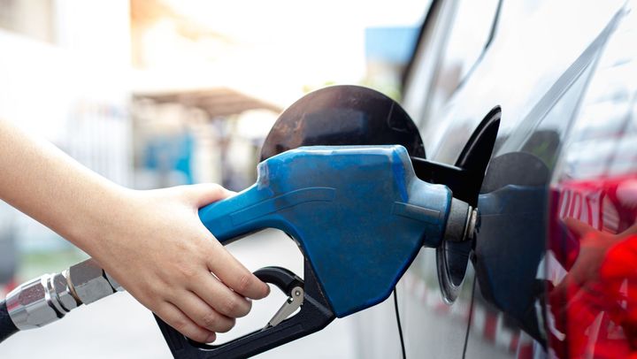 Motorina se ieftinește cu 12 bani. Cât va costa benzina în weekend