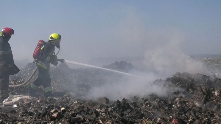 „Nu ai cu ce răsufla”. Gunoiștea de la periferia orașului Căușeni arde de mai multe zile