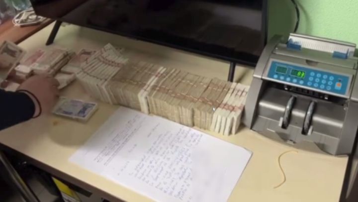 VIDEO/ Percheziții la o companie de taxi din Chișinău: Două persoane cu funcții de răspundere, cercetate penal