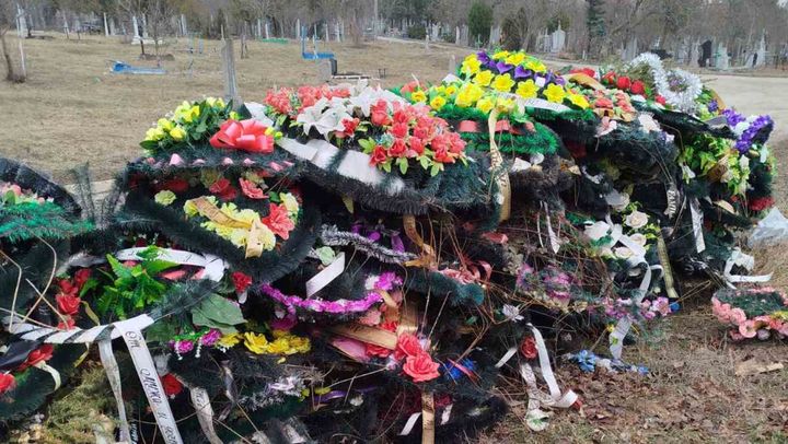 Coroanele funerare din flori artificiale - sursă de poluare. Îndemn pentru autorități și cetățeni