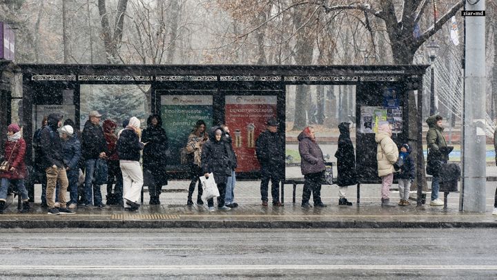 METEO: Vreme rece și posomorâtă în toată țara. Meteorologii anunță ploi și lapoviță