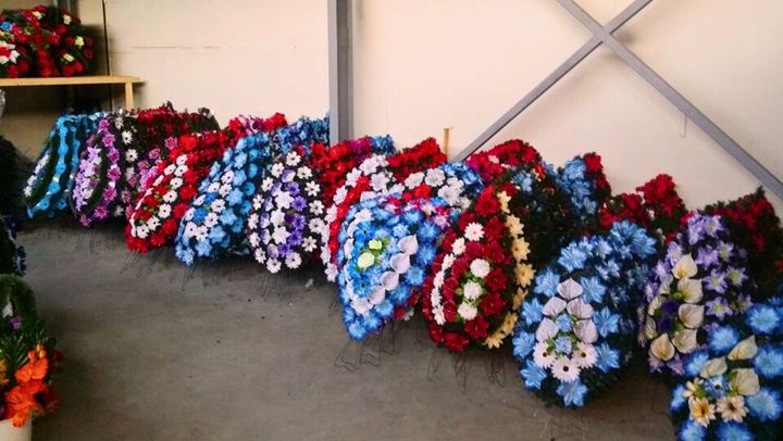 Primarii și preoții din țară vor promova limitarea utilizării coroanelor funerare artificiale